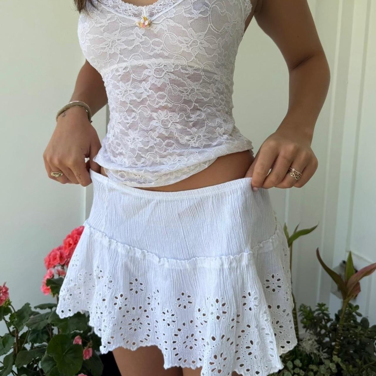 Vintage white embroidery 2000’s mini skirt