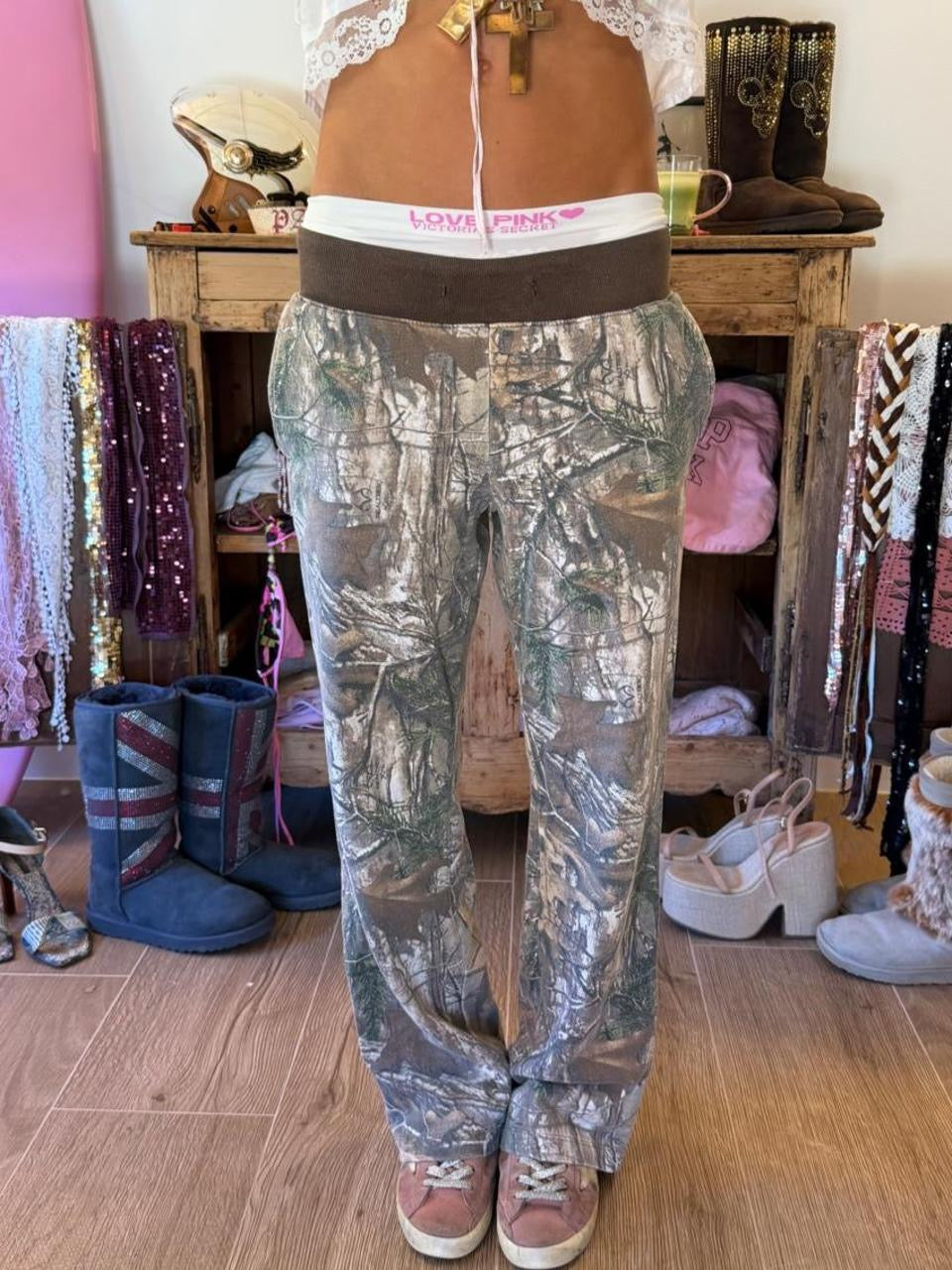 Vintage 00’s camouflage sweatpants