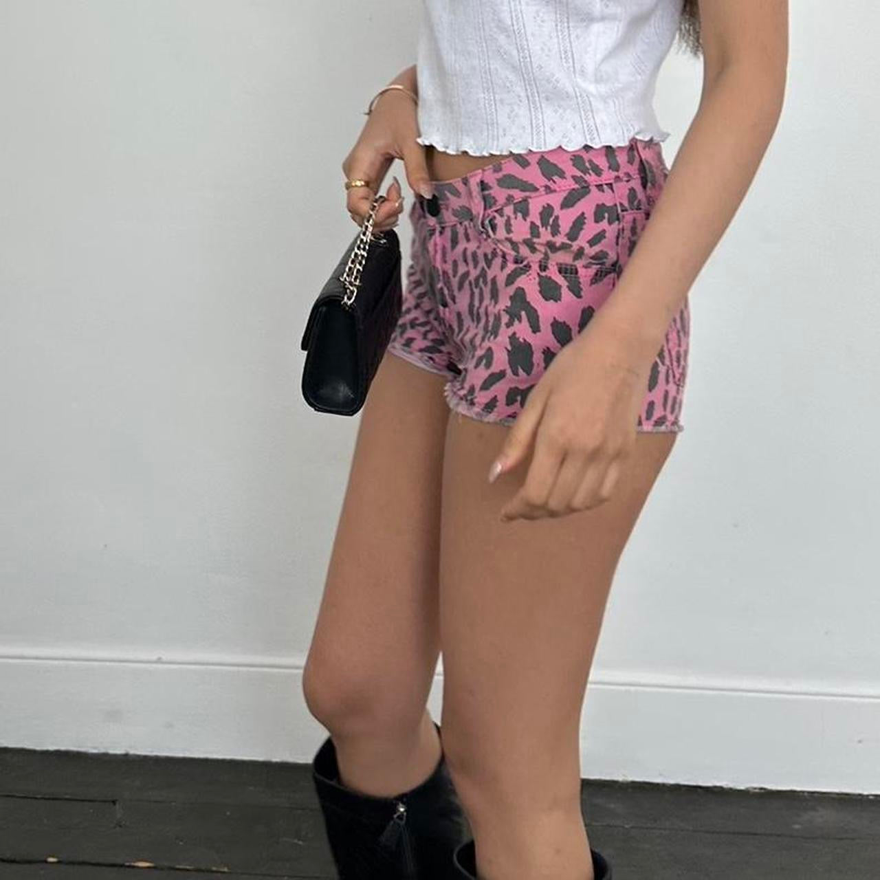 Vintage pink leopard shorts š