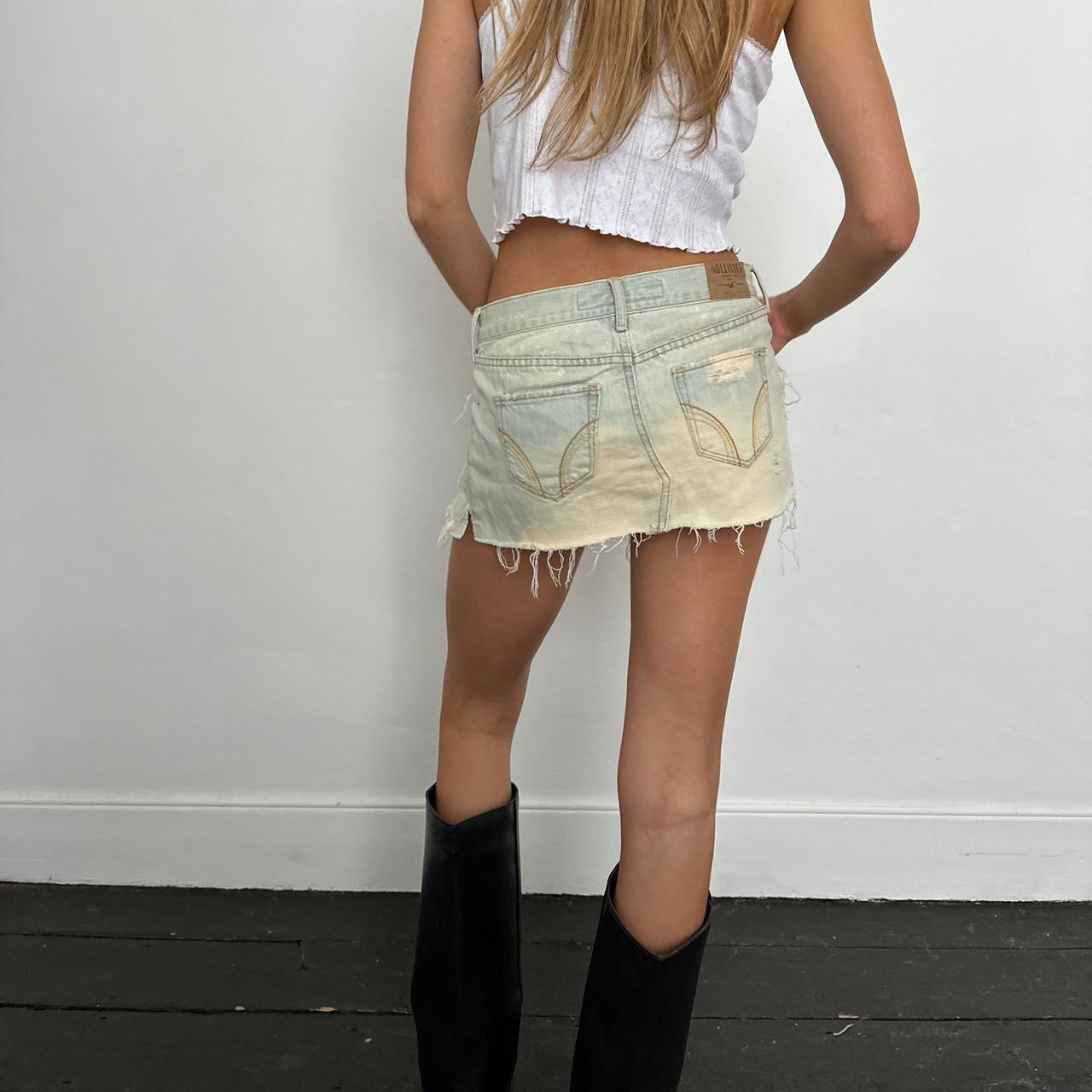 Vintage early 2000s Hollister mini skirt 🩵