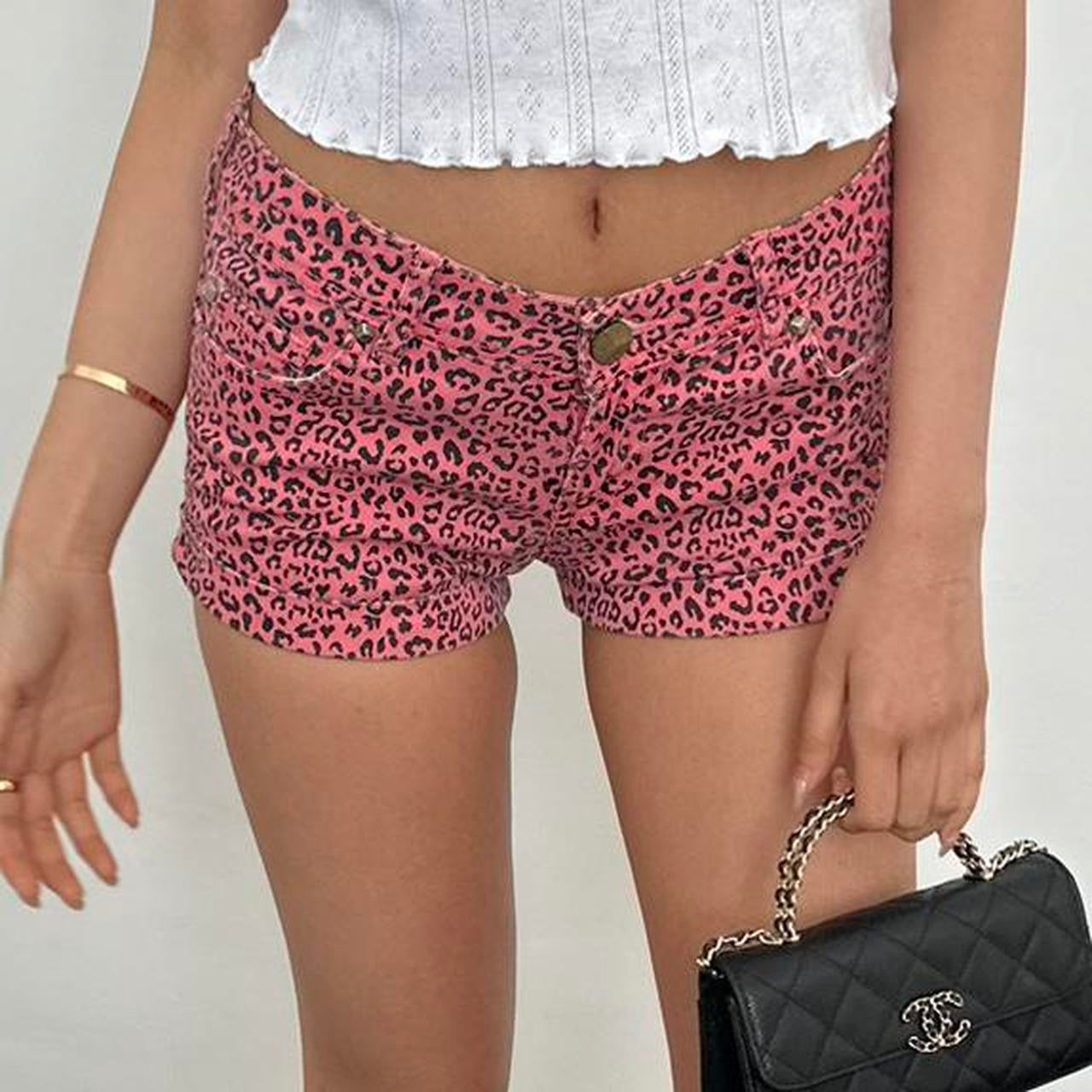 Vintage pink leopard shorts š