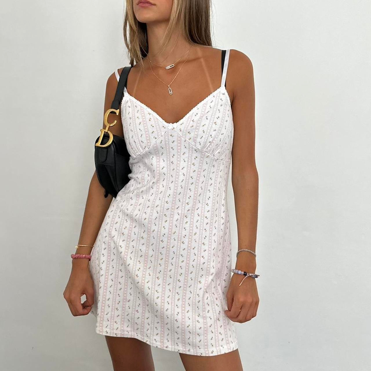 Vintage 90s white and pink floral wallpaper dress ๐ธ