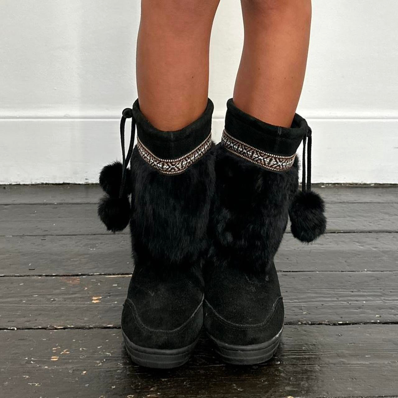 Vintage 2000’s black fur leather snow boots