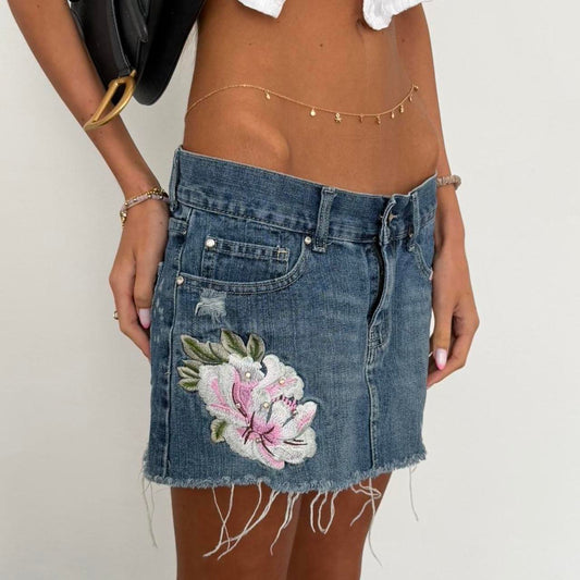 Vintage 00’s embroidered flower design denim skirt