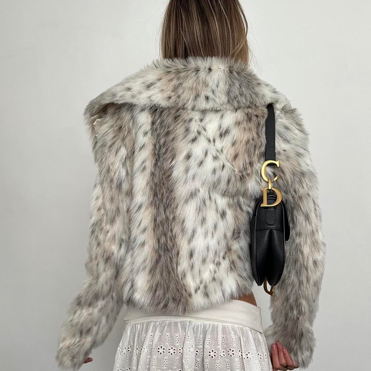 Vintage 2000’s snow leopard faux fur jacket 🤎