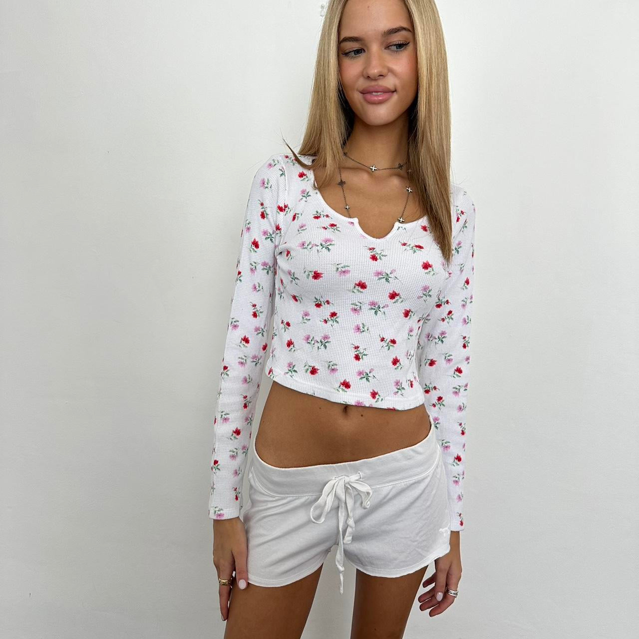 Victoria’s Secret floral print long sleeve top 🍓