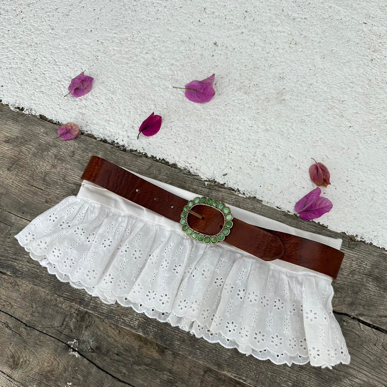 Vintage 90’s leather green gem belt 🌺