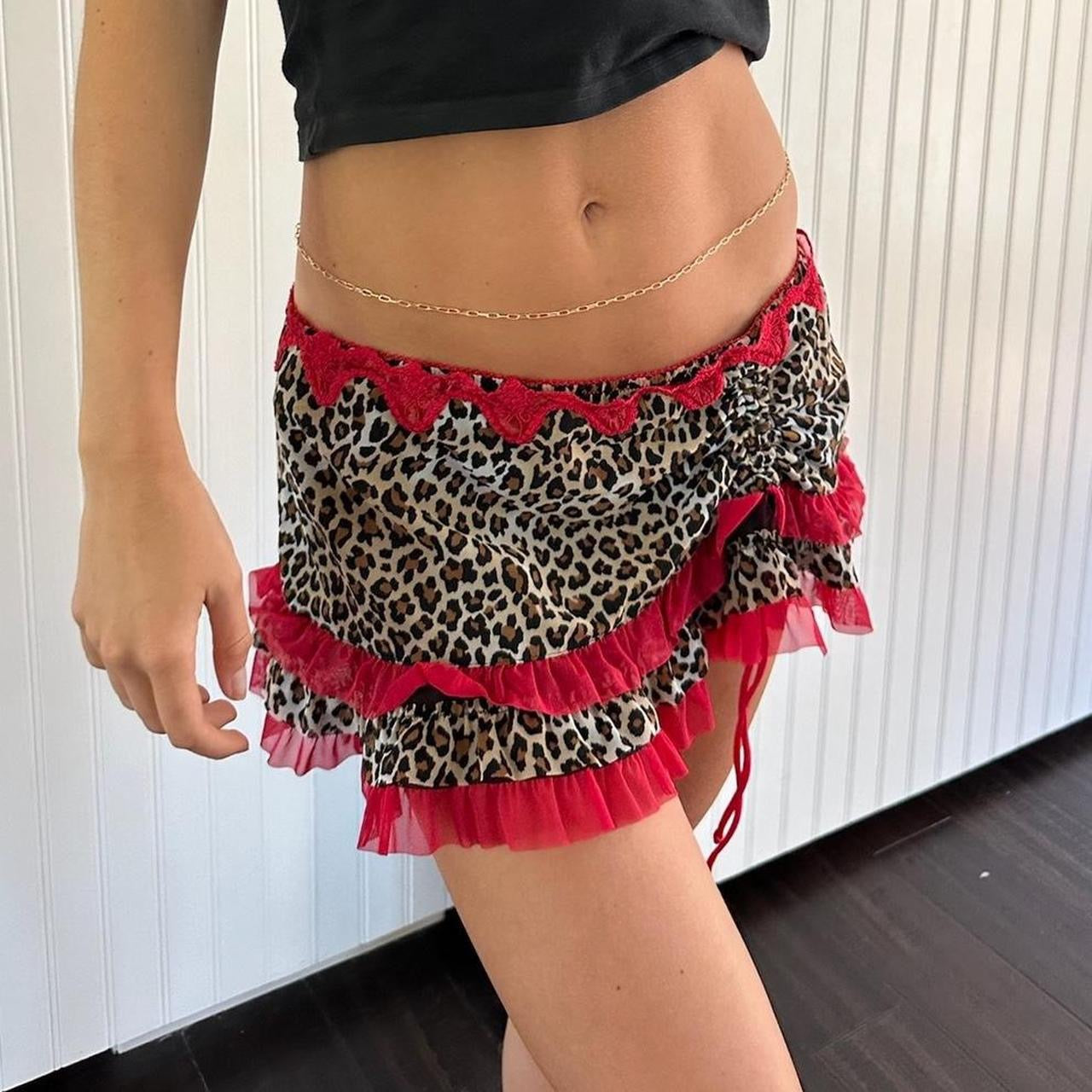 Vintage early 2000s leopard print mini skirt