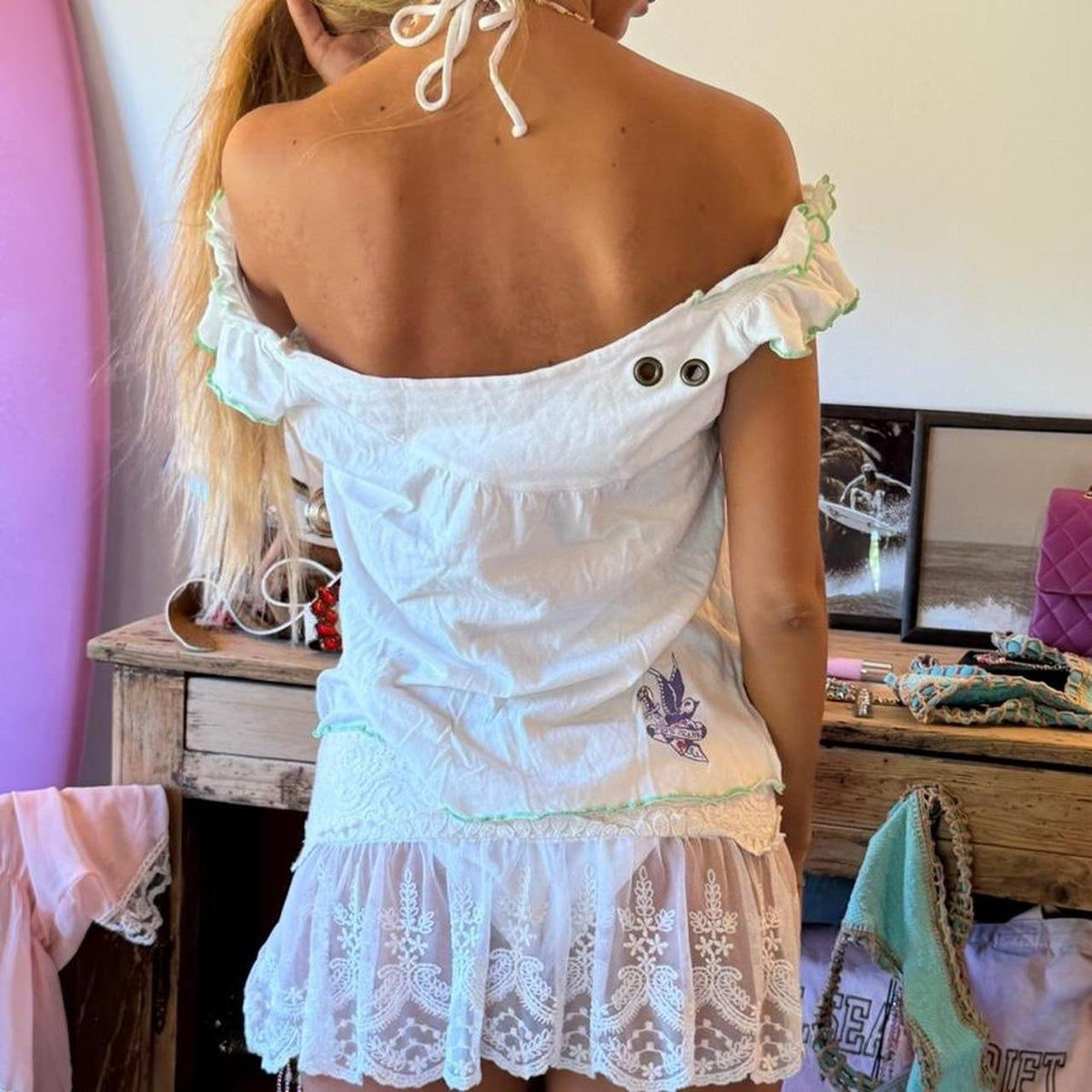 Vintage 00s white embrodiered pirate tee