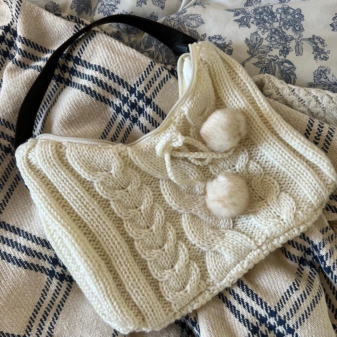 Vintage knitted Pom Pom shoulder bag 🍓🦌 🤎🍂