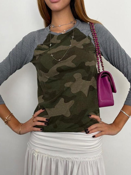 Vintage 00’s camouflage baseball baby tee