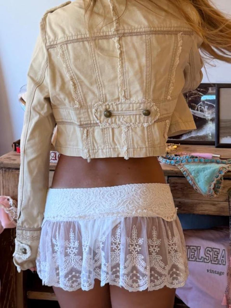 Vintage 00’s lace boho mini skirt