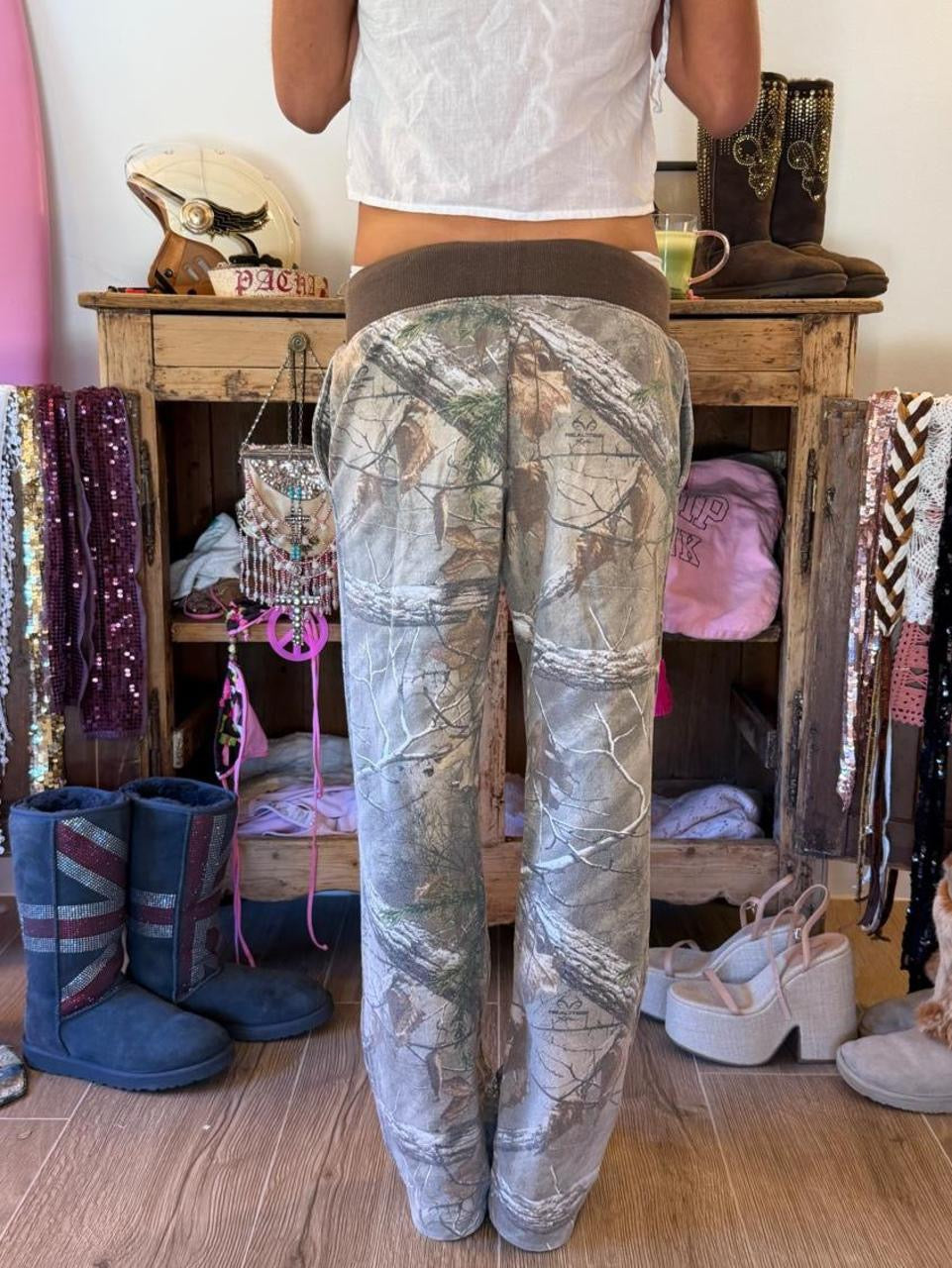 Vintage 00’s camouflage sweatpants
