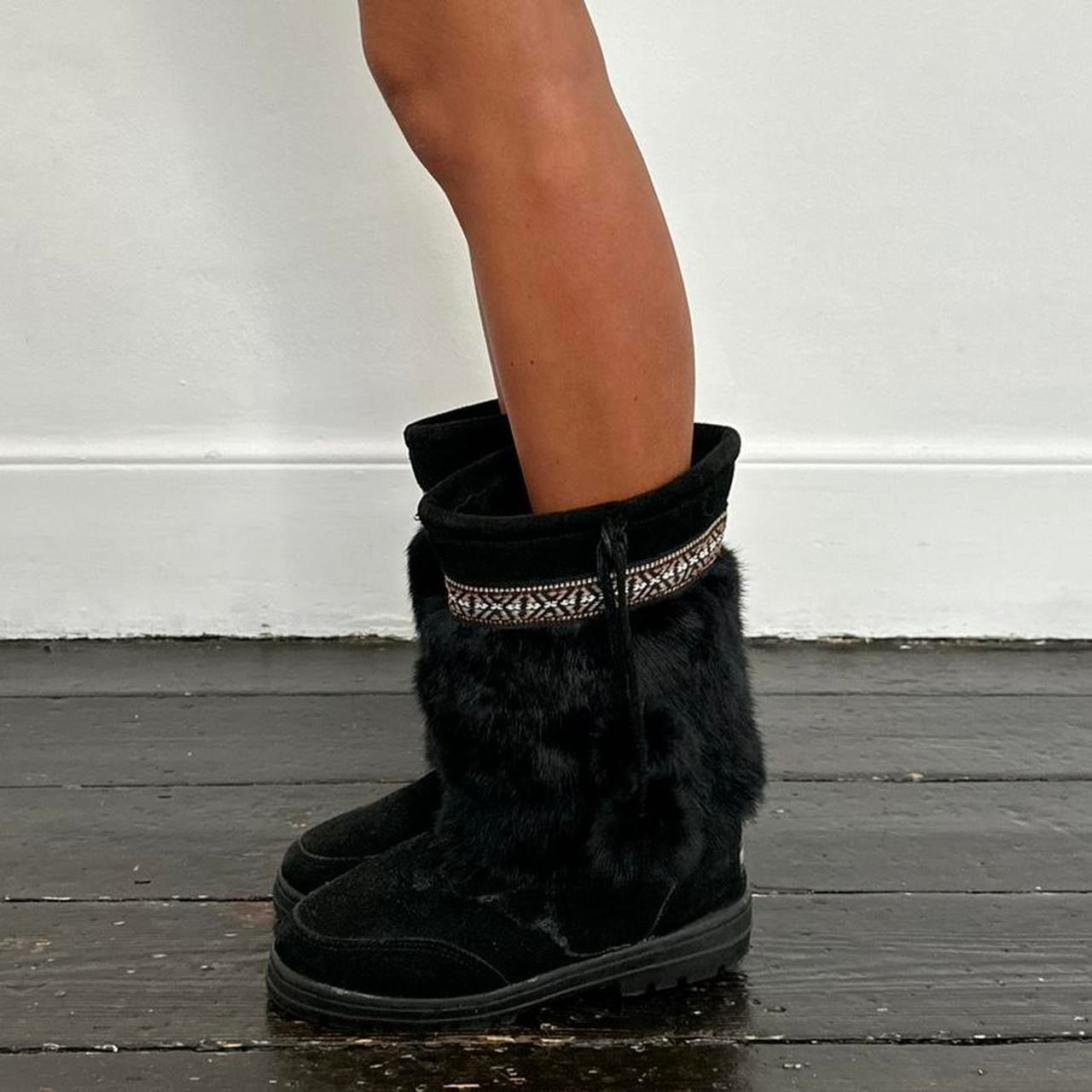 Vintage 2000’s black fur leather snow boots