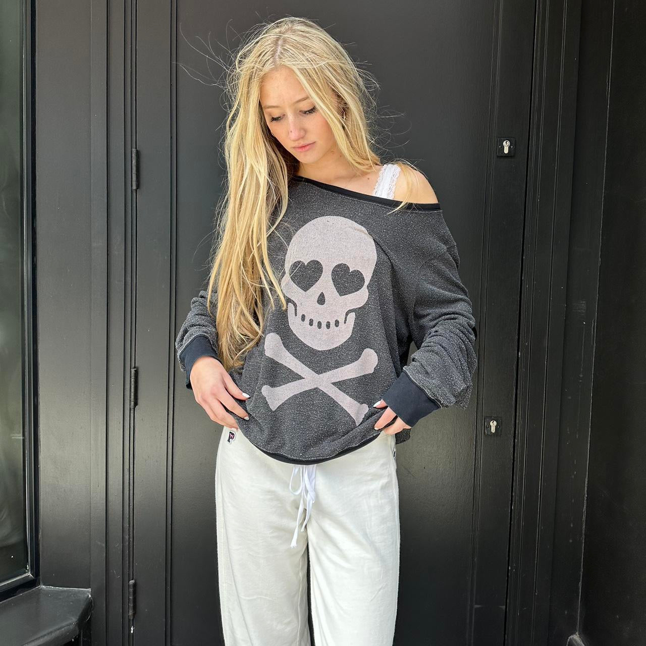 Vintage early 2000s hearts skull sweater