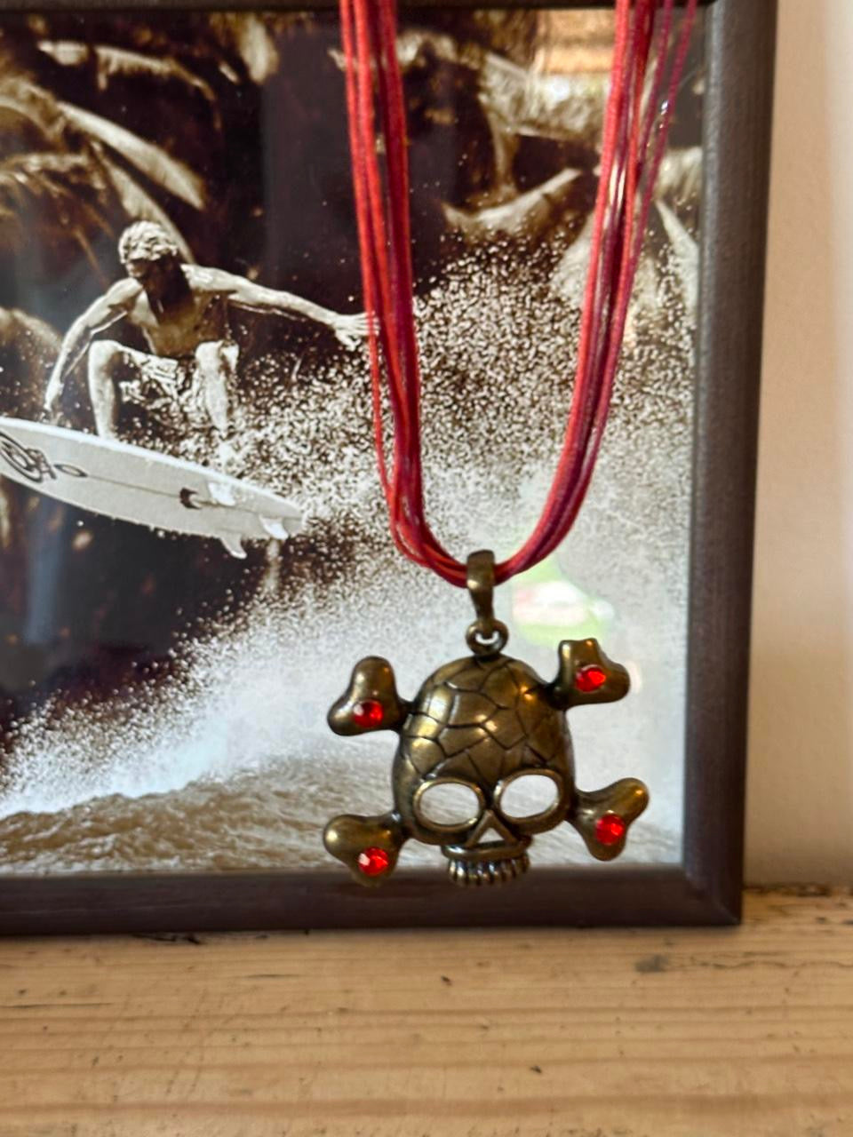 Vintage 00’s scull and crossbones necklace