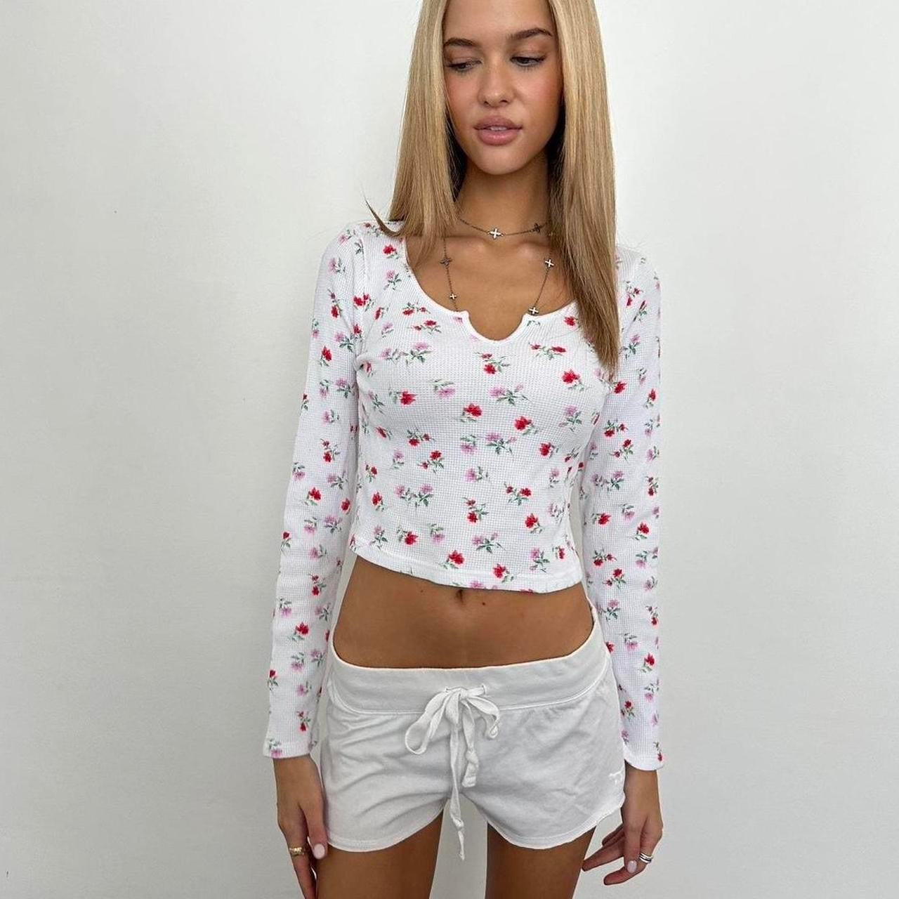 Victoria’s Secret floral print long sleeve top 🍓