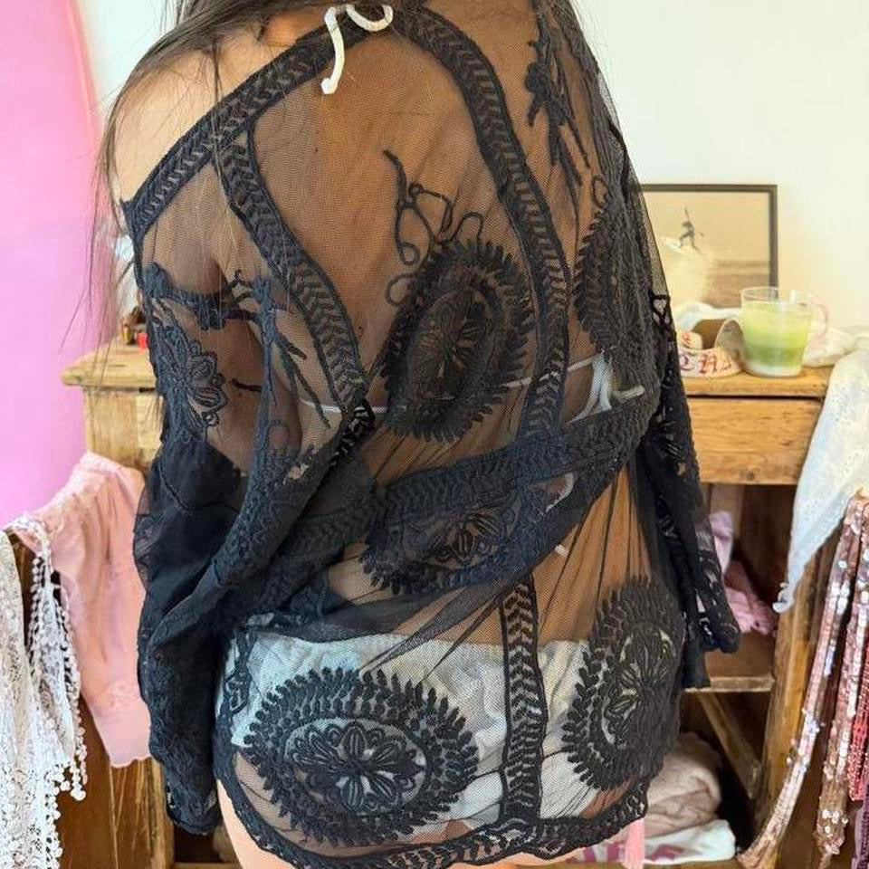 Vintage 00’s black lace boho long sleeve top