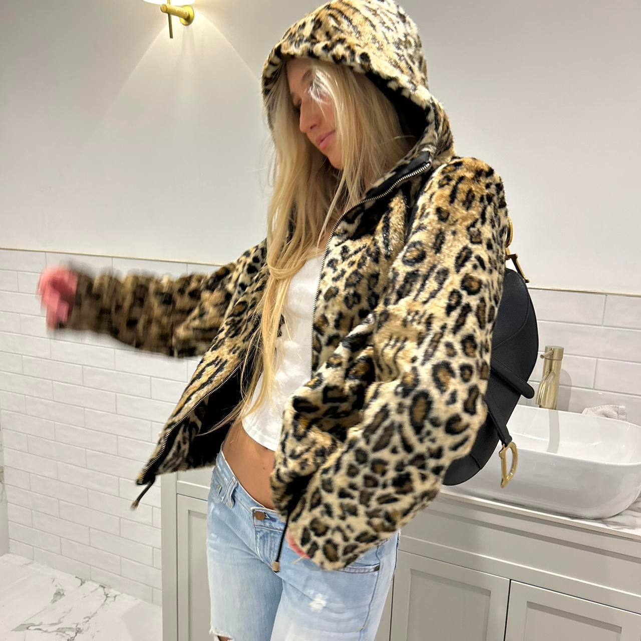 Vintage 2000’s leopard hooded faux fur jacket 🤎