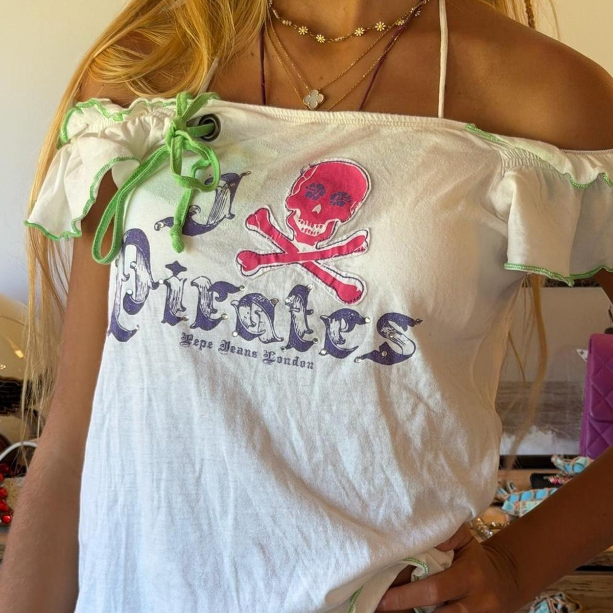 Vintage 00s white embrodiered pirate tee
