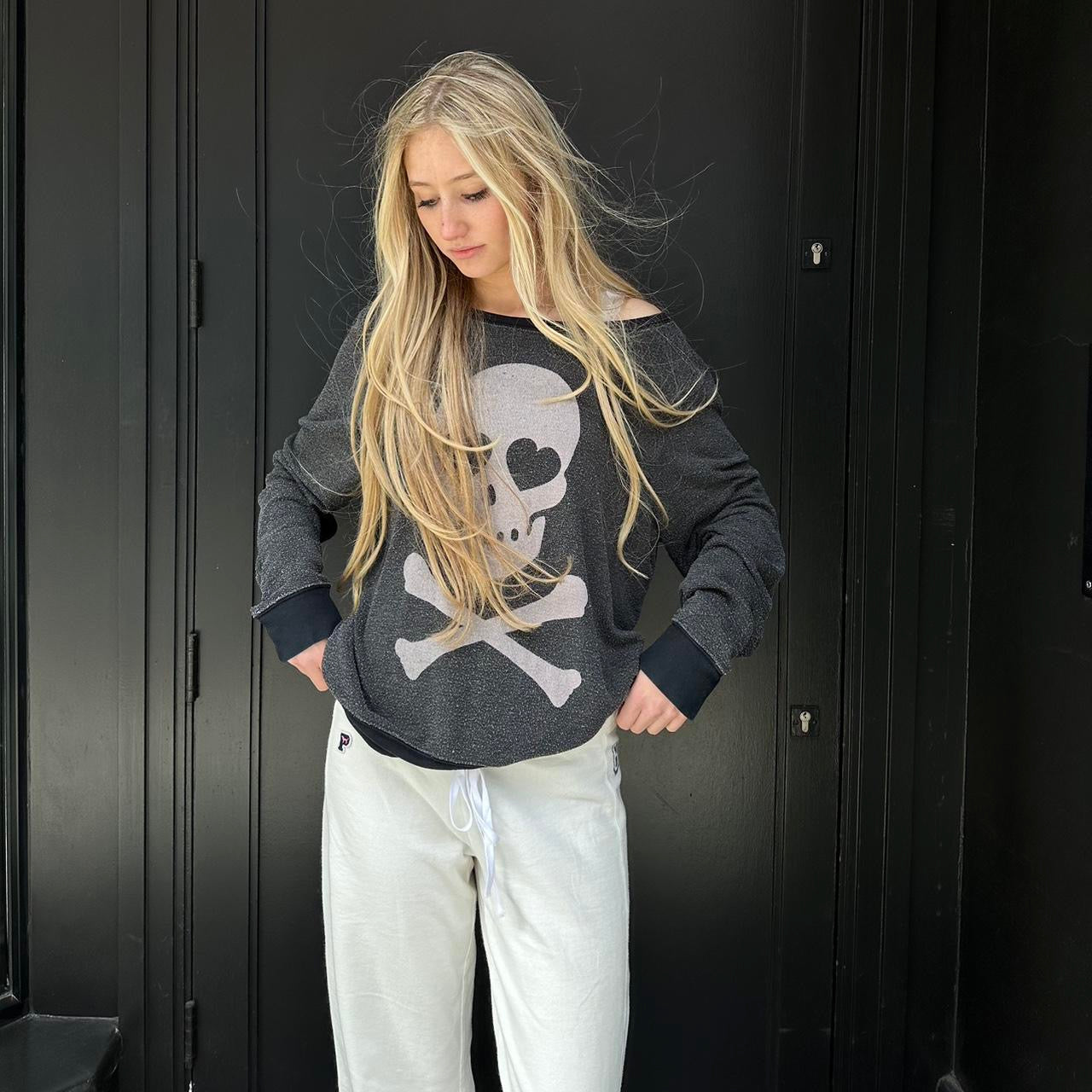 Vintage early 2000s hearts skull sweater