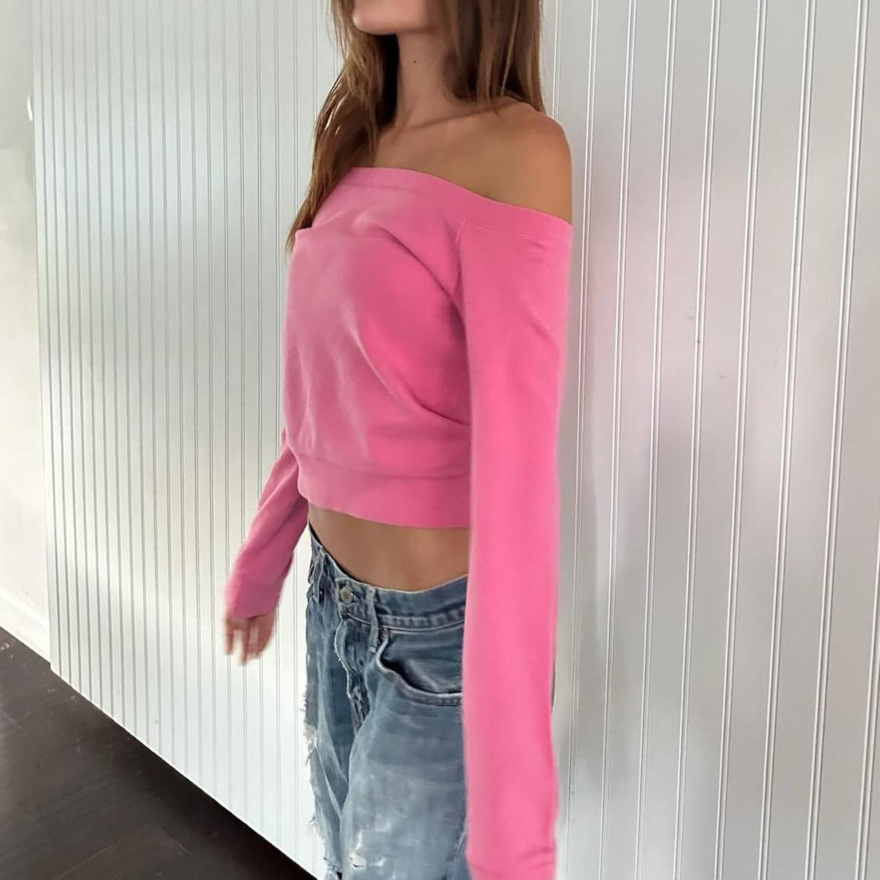 Vintage 2000’s pink off the shoulder top 💗