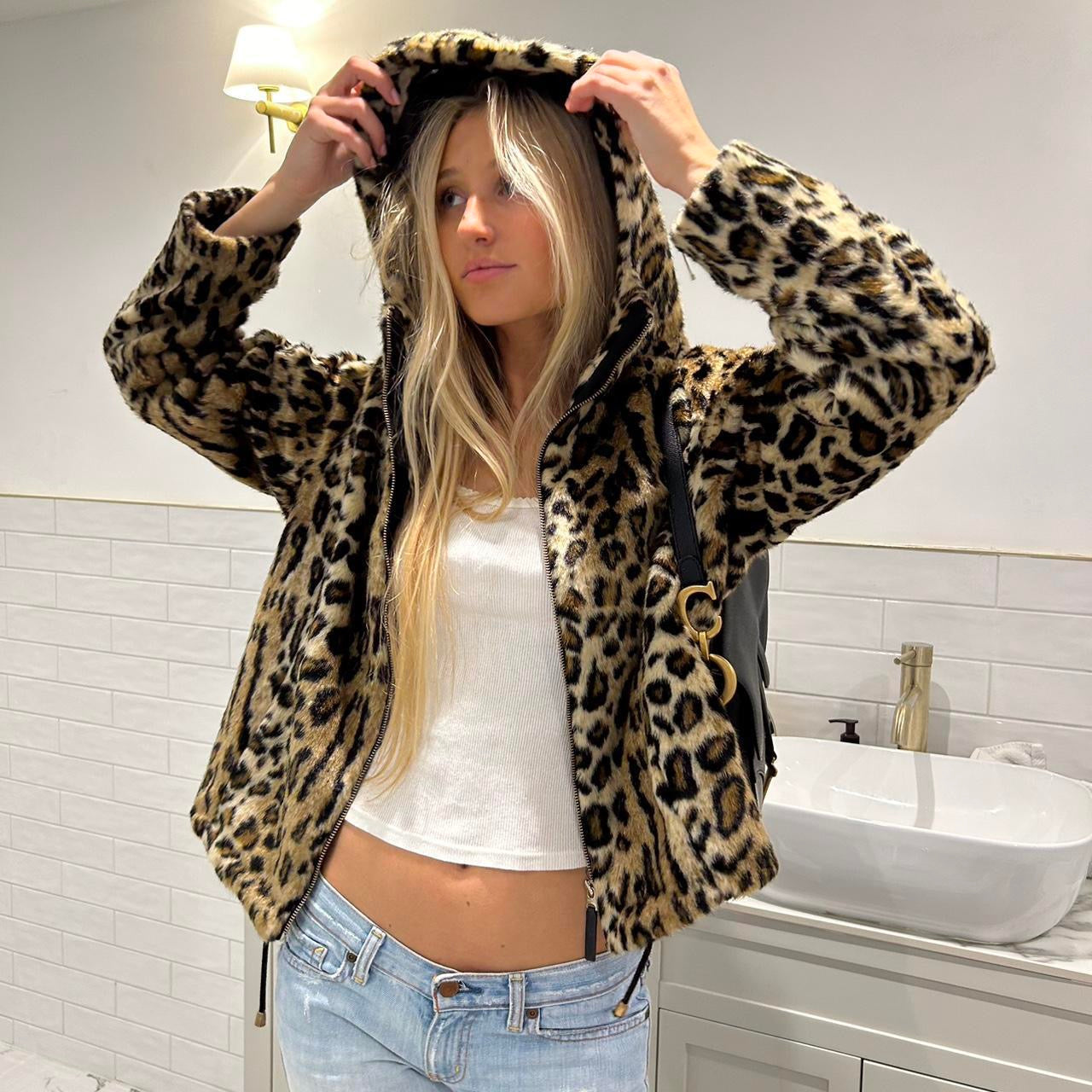 Vintage 2000’s leopard hooded faux fur jacket 🤎