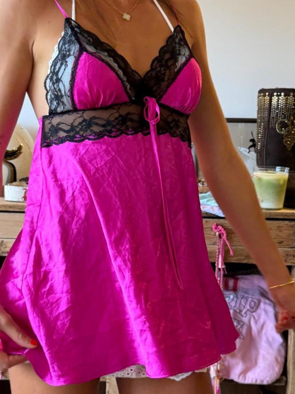 Vintage 00’s Victoria’s Secret fucsia & black lace babydoll top
