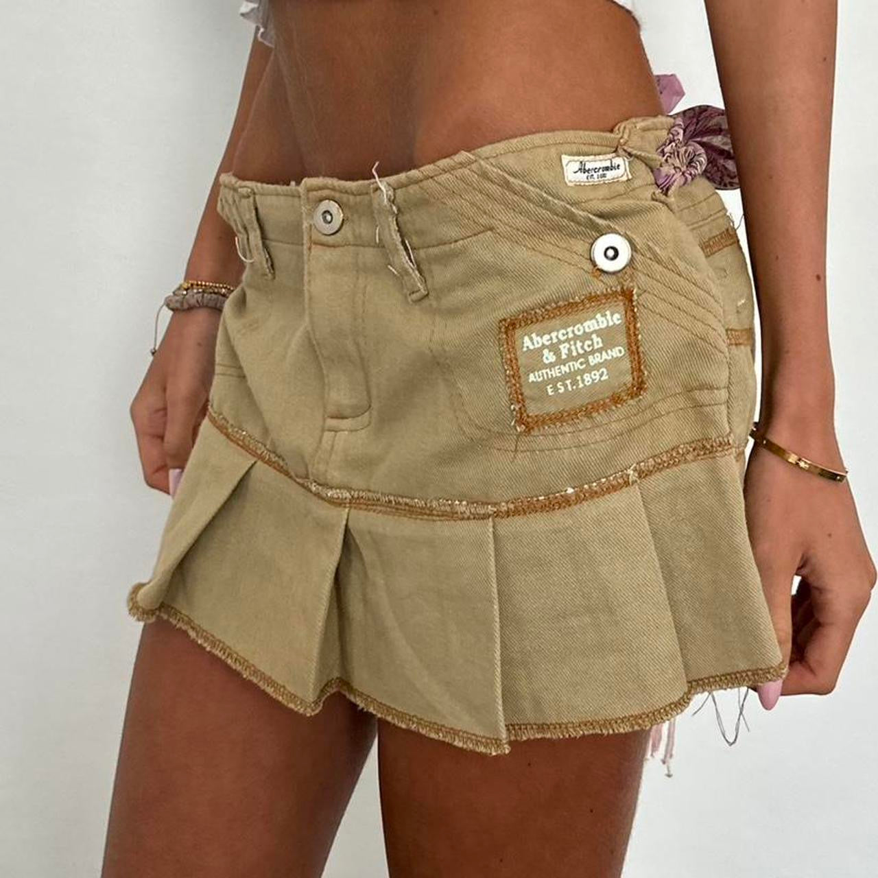 Vintage 2000’s Abercrombie and Fitch pleated mini skirt