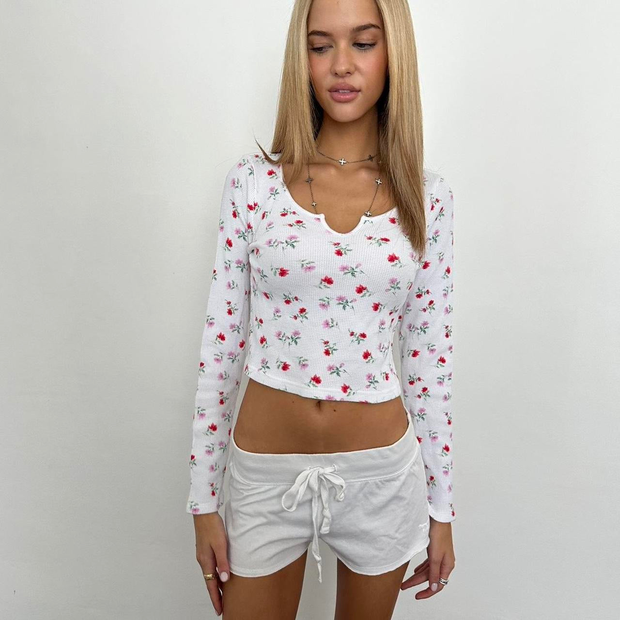 Victoria’s Secret floral print long sleeve top 🍓