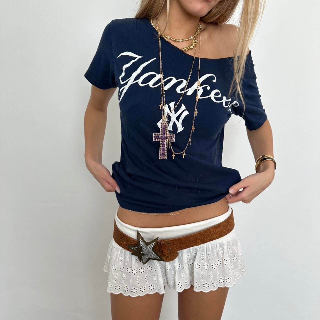 Vintage 90’s off the shoulder Yankees navy tee 🩵