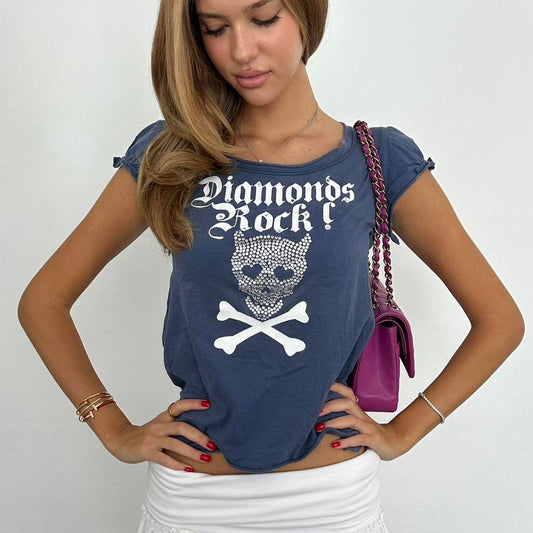 Vintage 00s graphic skull and cross bones tee
