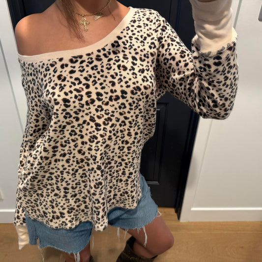 Vintage 90’s Victoria’s Secret leopard print long sleeve top