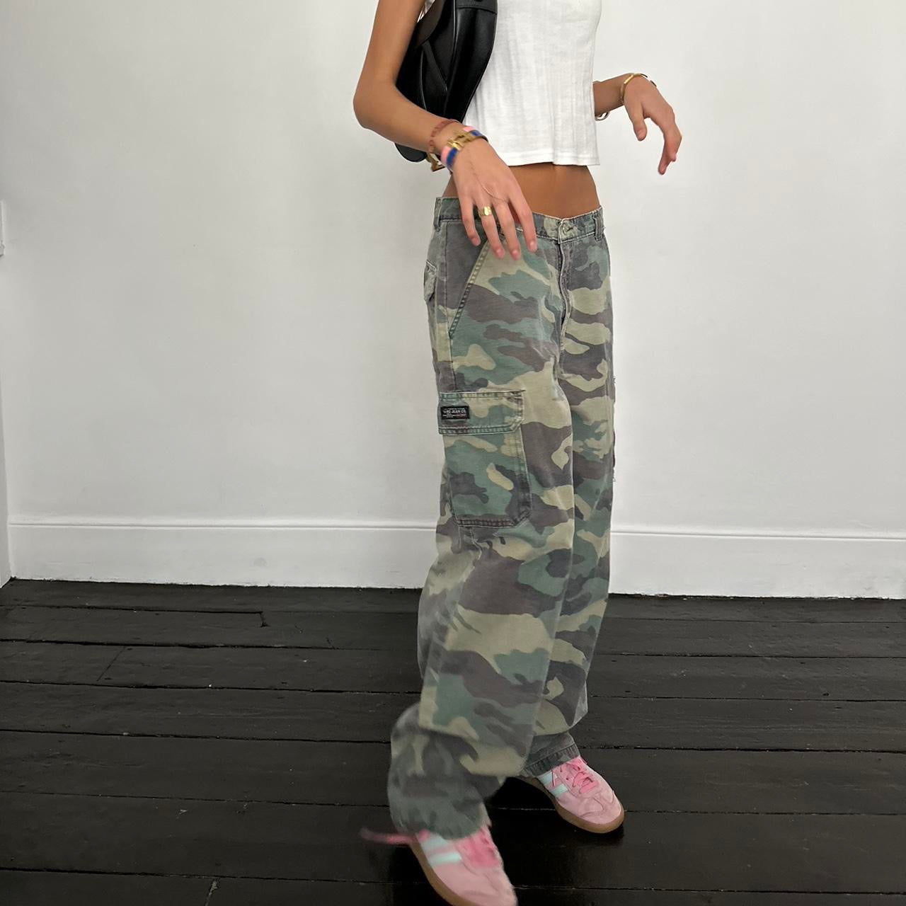 Vintage 90’s camouflage cargo pants 🩵