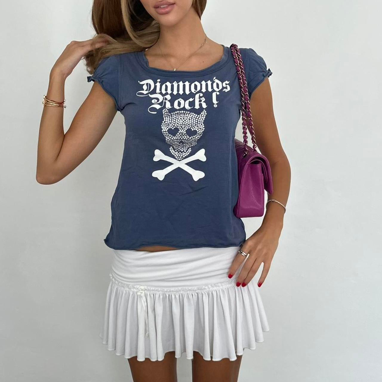 Vintage 00s graphic skull and cross bones tee