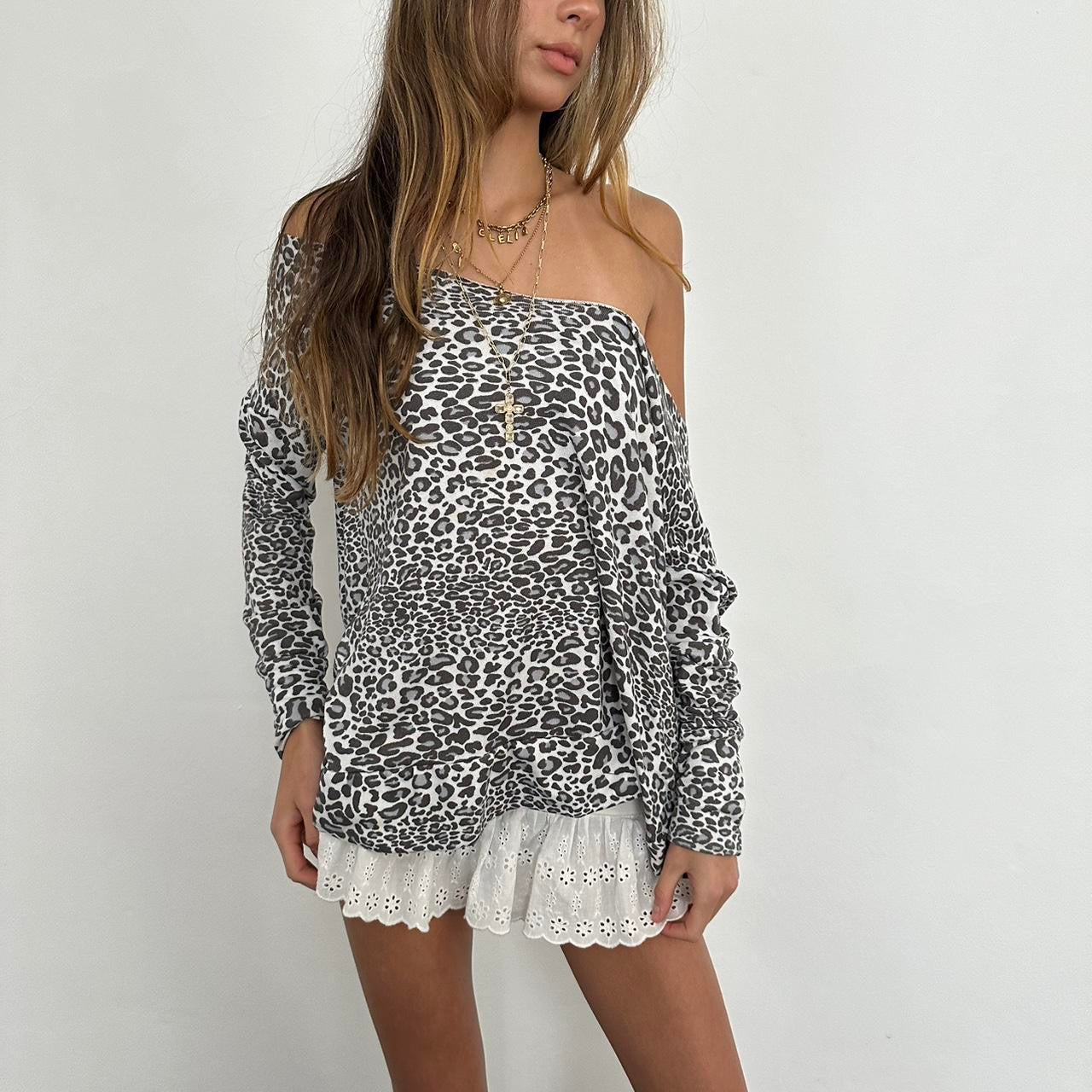 Vintage grey leopard print off shoulder top 🐆