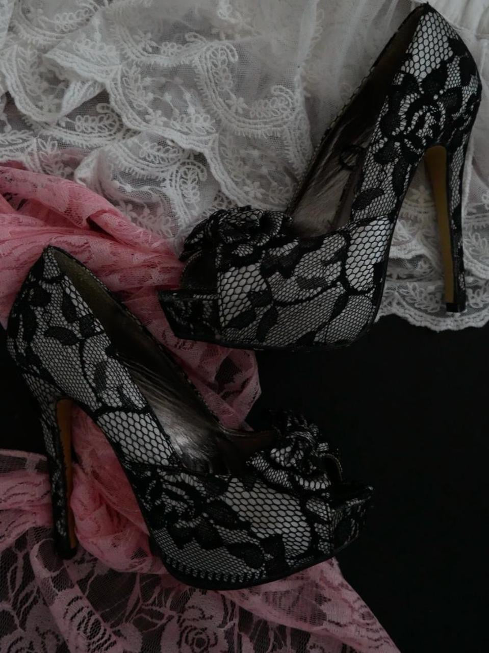 Vintage 00’s lace wedge heels